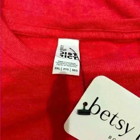 Betsy Boo’s Boutique XOXO red and white t-shirt in size XXXL. 💋 - Picture 3 of 4